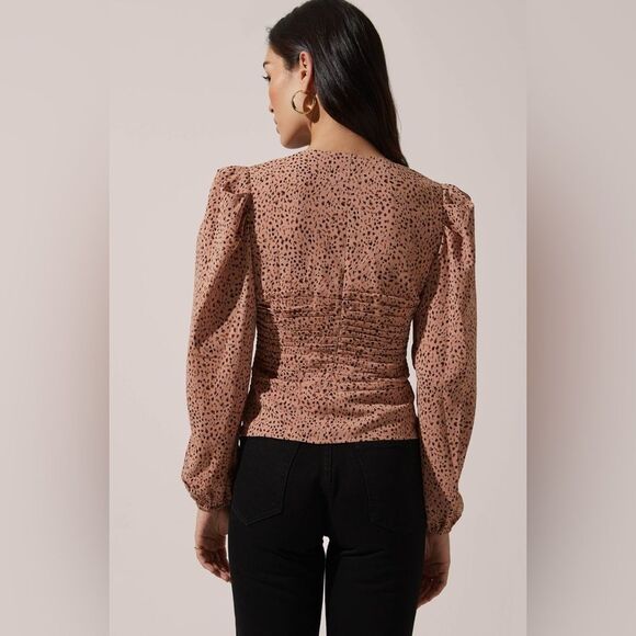 ASTR‎ THE LABEL Cinched Front Long Sleeve Top in Clay Animal - Picture 2 of 10